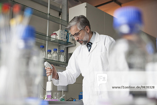 Wissenschaftler Pipettieren im Labor