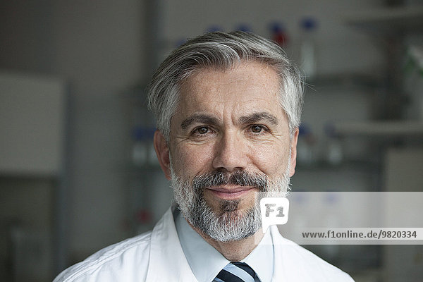 Porträt eines selbstbewussten Wissenschaftlers