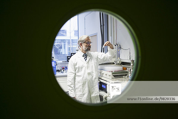 Wissenschaftler der hinter der Tür arbeitet