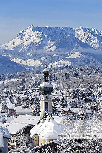 Deutschland  Bayern  Oberbayern  Chiemgau  Blick auf Reit im Winkl im Winter  Kaisergebirge im Hintergrund