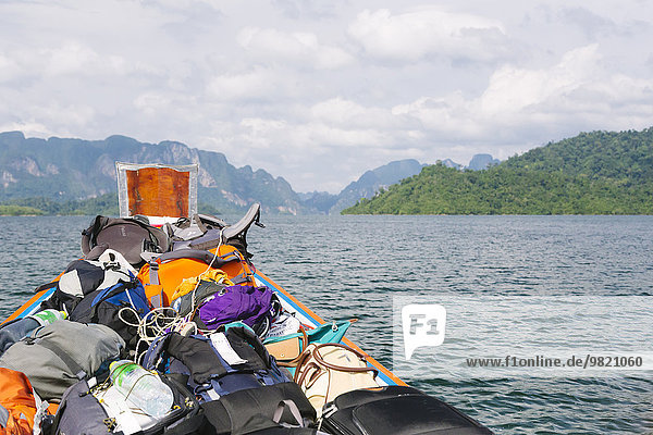 Thailand  Khao Sok Nationalpark  Rucksäcke im Longtailboot