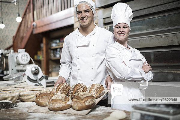 Zwei Bäcker und ihr frisches Brot
