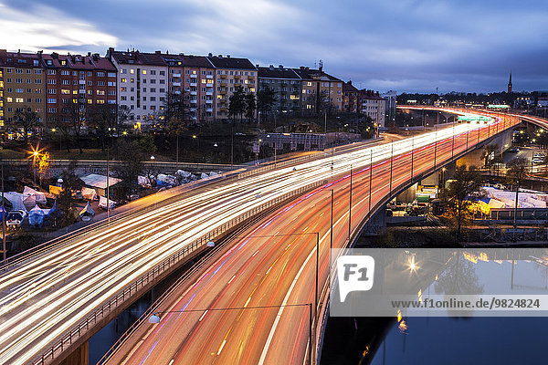 Abenddämmerung Straßenverkehr