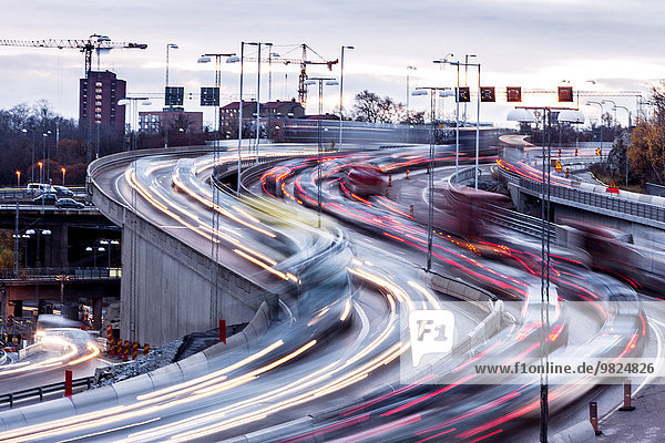 Abenddämmerung Straßenverkehr