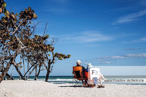 sitzend Senior Senioren Frau Mann Stuhl Düne Atlantischer Ozean Atlantik Florida