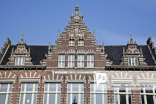 Giebel eines historischen Gebäudes am Grote Markt  Marktplatz  Haarlem  Nordholland  Niederlande  Europa
