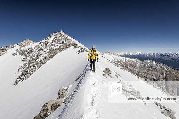 Bergsteiger am Gipfelgrat beim Abstieg vom Hohen Weißzint  Zillertaler Alpen  Südtirol  Italien  Europa