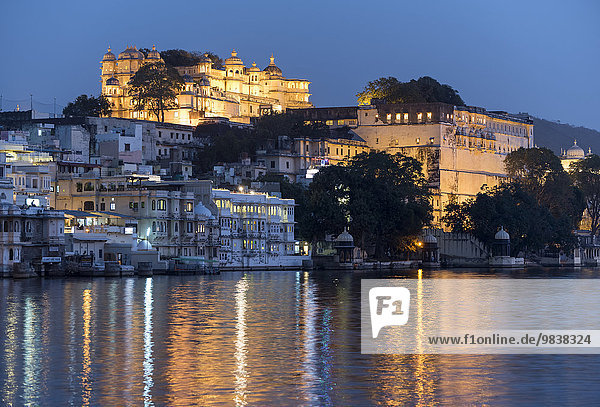 Stadtpalast  City Palace  bei Nacht  Udaipur  Rajasthan  Indien  Asien