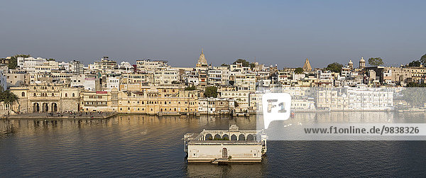 Panoramablick auf die Ghats  Häuser und Paläste am Ufer des Lake Pichola  Udaipur  Rajasthan  Indien  Asien