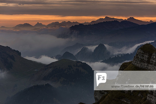Bregenzerwald Berge mit Wolkenstimmung bei Sonnenaufgang  Au  Bregenzerwald  Vorarlberg  Österreich  Europa