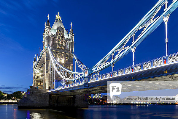 Nachtaufnahme Tower Bridge über die Themse  London  England  Großbritannien  Europa