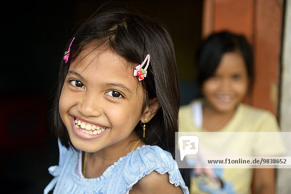 Lachendes Mädchen  Simeulue  Indonesien  Asien