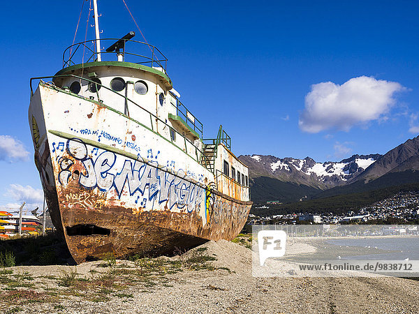 Rostiges Schiff im Hafen von Ushuaia  Beagle Kanal  Feuerland  Patagonien  Argentinien  Südamerika
