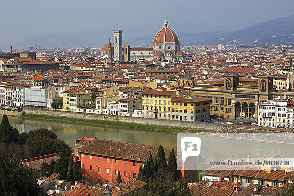 Panoramablick über den Fluss Arno auf die Altstadt  UNESCO Weltkulturerbe  Kathedrale Santa Maria del Fiore  Dom Duomo und Glockenturm Campanile  Florenz  Toskana  Italien  Europa