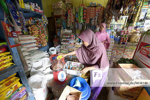 Junge Frau  Verkäuferin in einem kleinen Lebensmittelladen  Dorf Lam Rukam  Subdistrict Rozma  Aceh  Sumatra  Indonesien  Asien