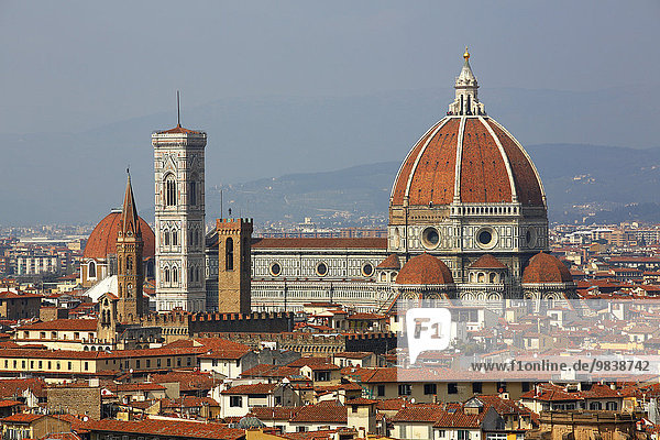 Florenzer Altstadt  UNESCO Weltkulturerbe  Kathedrale Santa Maria del Fiore  Dom Duomo mit Kuppel von Brunelleschi und Glockenturm Campanile von Giotto  Florenz  Toskana  Italien  Europa