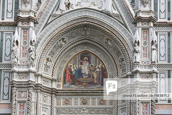 Kathedrale Santa Maria del Fiore  Dom von Florenz Duomo  Eingang und Marmorfassade Westseite  UNESCO Weltkulturerbe  Florenz  Toskana  Italien  Europa