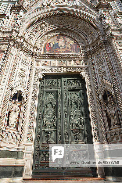 Kathedrale Santa Maria del Fiore  Dom von Florenz Duomo  Eingang und Marmorfassade Westseite  UNESCO Weltkulturerbe  Florenz  Toskana  Italien  Europa