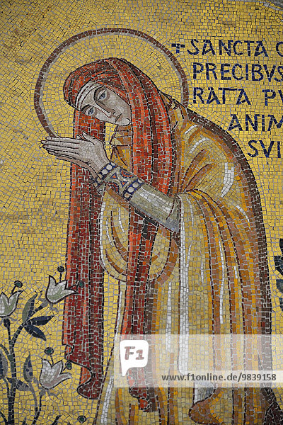 Wandmosaik der Heiligen Odilia in der Tränenkapelle des Odilien-Klosters am Odilien-Berg  bei Ottrott  Département Bas-Rhin  Elsass  Frankreich  Europa