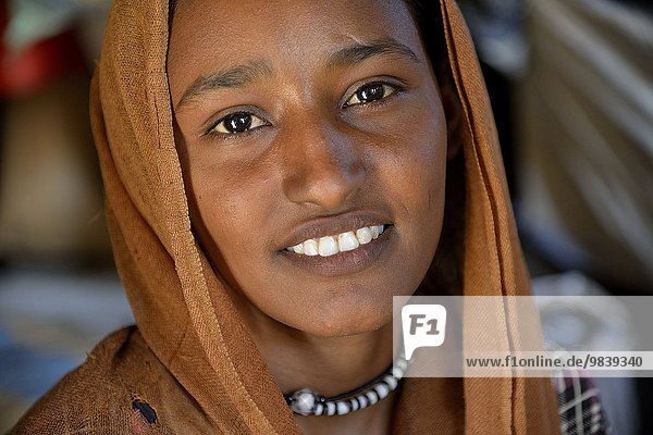 Junges Mädchen vom Nomadenstamm der Busharian mit Kopfbedeckung  Porträt  Bayuda-Wüste  bei Karima  Nubien  asch-Schamaliyya  Sudan  Afrika