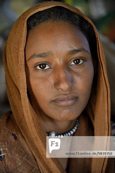 Junges Mädchen vom Nomadenstamm der Busharian mit Kopfbedeckung  Porträt  Bayuda-Wüste  bei Karima  Nubien  asch-Schamaliyya  Sudan  Afrika