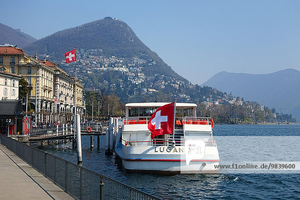 Linienschiff Lugano an Haltestelle Giardino  hinten Berg Monte Bré  Lago di Lugano  Luganersee  Lugano  Tessin  Schweiz  Europa