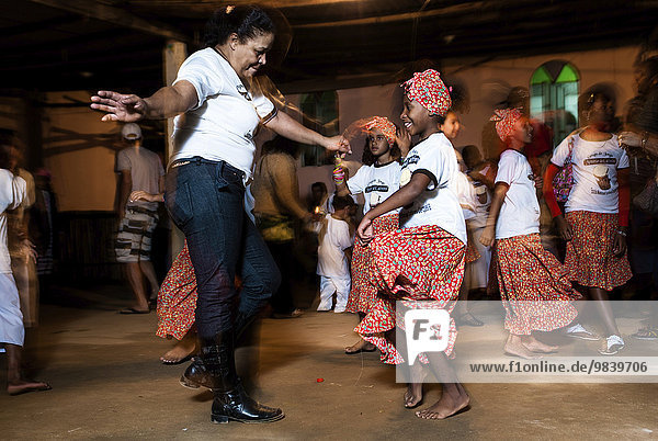 Frauen und Kinder tanzen auf dem Jongo Festival in Quilombo São José da Serra  Bundesstaat Rio de Janeiro  Brasilien  Südamerika