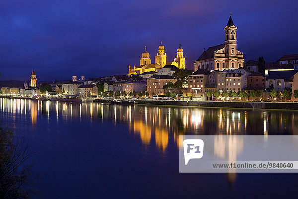 Donau mit Dom St. Stephan und Kirche St. Michael bei Nacht  Passau  Bayern  Deutschland  Europa