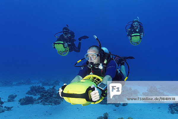 Taucher mit Scooter Unterwasserfahrzeug erkunden Korallenriff  Soma Bay  Hurghada  Ägypten  Rotes Meer  Afrika