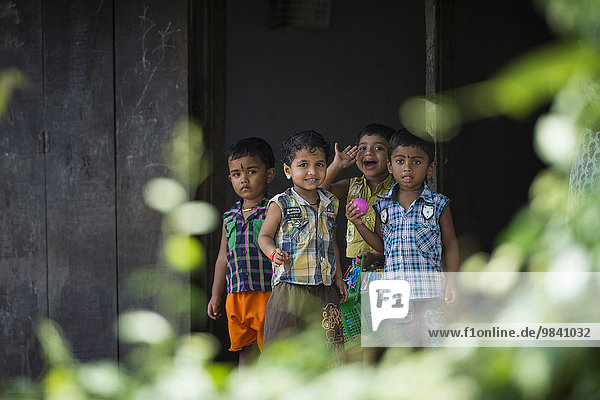 Kinder  bei Alappuzha  Kerala  Indien  Asien