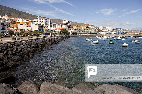 Uferpromenade und kleiner Hafen  Candelaria  Teneriffa  Kanarische Inseln  Spanien  Europa