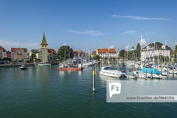 Motorboote und Segelboote  hinten alter Leuchtturm  Mangturm oder Mangenturm  Hafen  Bodensee  Lindau  Schwaben  Bayern  Deutschland  Europa