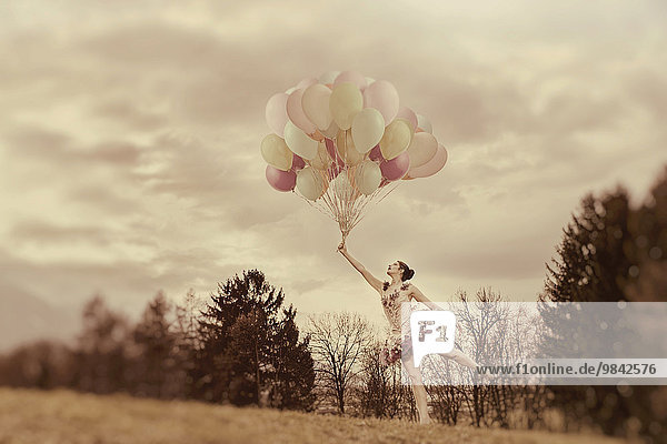 Junge Frau mit Luftballonen