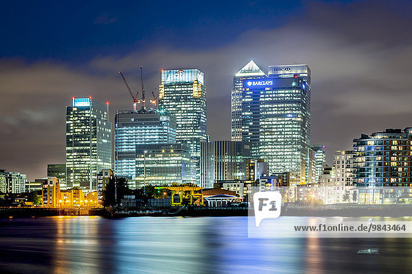 Canary Wharf  Finanzviertel  Bankenviertel  Ausblick über die Themse bei Nacht  London  Grossbritannien