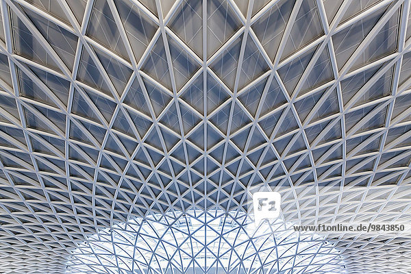 Moderne Dachkonstruktion des Architekten John Mc Aslan in der Bahnhofshalle Bahnhof King's Cross Station  London  Grossbritannien