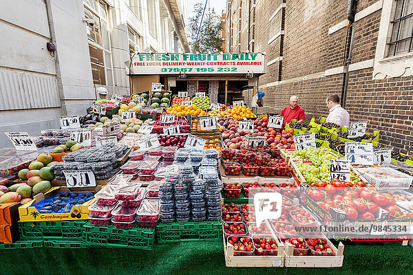 Marktstand Obstmarkt in einer kleinen Seitengasse London England Großbritannien Europa
