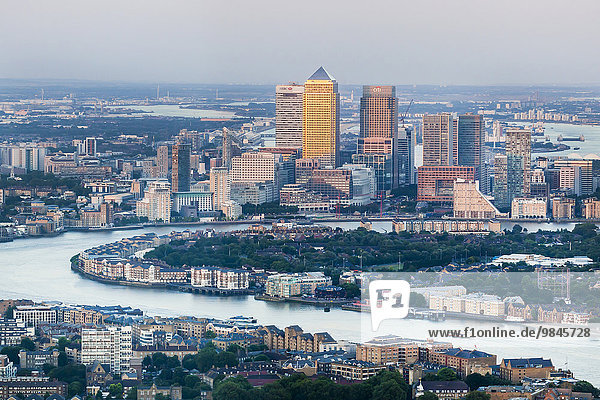 Ausblick auf Finanzzentrum Canary Wharf und Themse  London  Grossbritannien