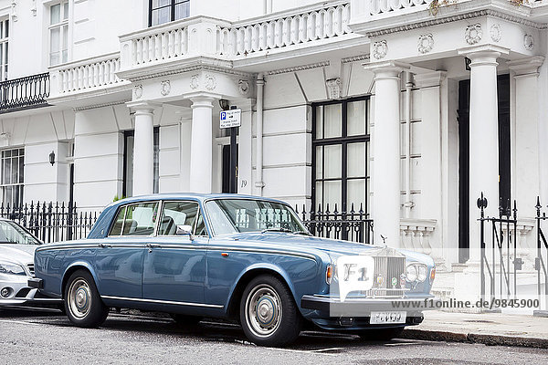Ein Rolls Royce Silver Shadow II steht vor einer Häuserzeile im Londoner Nobelviertel Knightsbridge  London  England  Großbritannien  Europa
