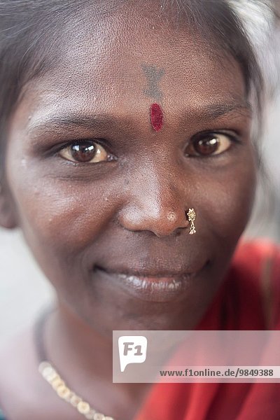 Armut arm arme armes armer Bedürftigkeit bedürftig Portrait Frau Bombay Indien
