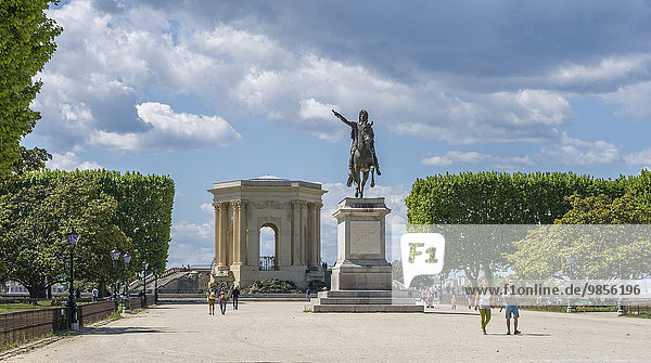 Place Royale du Peyrou mit Reiterstandbild Ludwig XIV und Château d'Eau  Montpellier  Frankreich  Europa