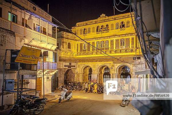 Tor Gangaur-Ghat am Abend  Altstadt  Udaipur  Rajasthan  Indien  Asien