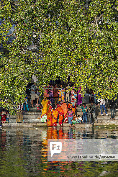 Szene am Ufer des Pichola-Sees in der Altstadt  Udaipur  Rajasthan  Indien  Asien