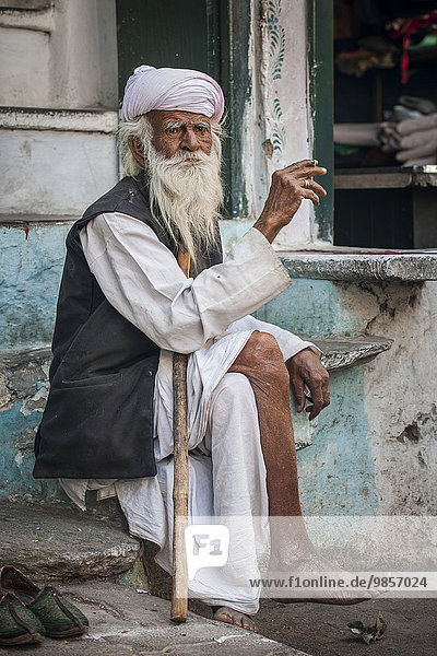 Alter Mann mit Turban und Bart  Altstadt  Udaipur  Rajasthan  Indien  Asien