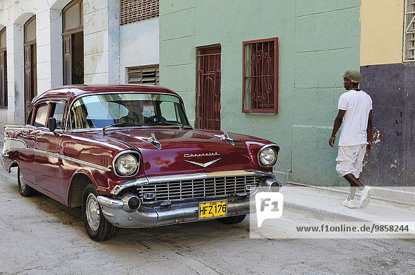 Amerikanischer Oldtimer  Altstadt  Havanna  Ciudad de La Habana  Kuba  Nordamerika
