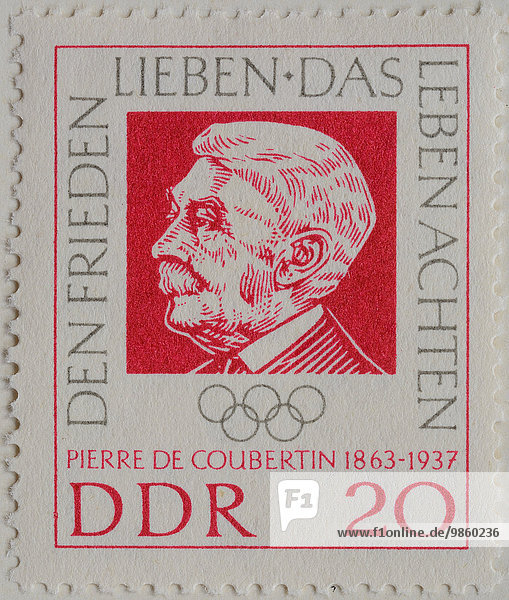 Pierre de Coubertin ein französischer Schriftsteller und Gründer der modernen Olympischen Spiele Porträt auf einer Briefmarke der DDR von 1962