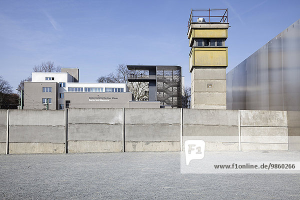 Gedenkstätte Berliner Mauer mit einem Wachturm und einer modernen Aussichtsplattform Berlin Deutschland Europa