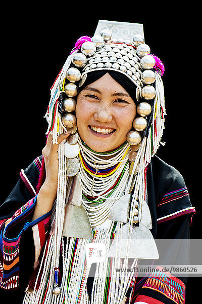 Frau vom Bergvolk der Akha  auch Aka  in traditioneller Kleidung  Nordthailand  Thailand  Asien