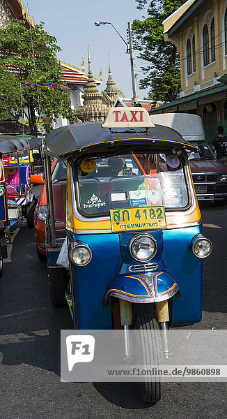 Tuk-Tuk-Taxi auf der Straße  Bangkok  Thailand  Asien