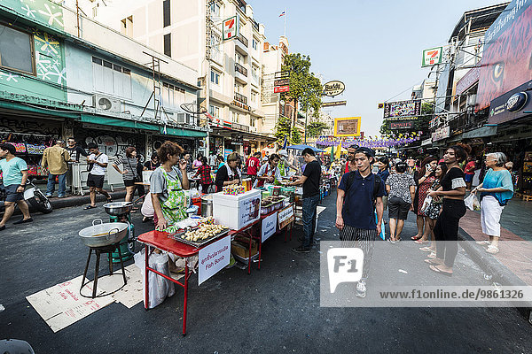 Verkaufsstände und Touristen in der Khao San Road  Krung Thep  Bangkok  Thailand  Asien