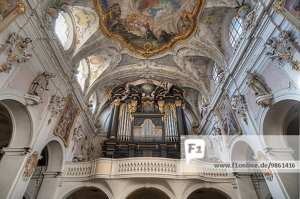 Rokoko-Innenraum mit Orgelempore und Deckengewölbe der Basilika Sankt Emmeran  Regensburg  Oberpfalz  Bayern  Deutschland  Europa